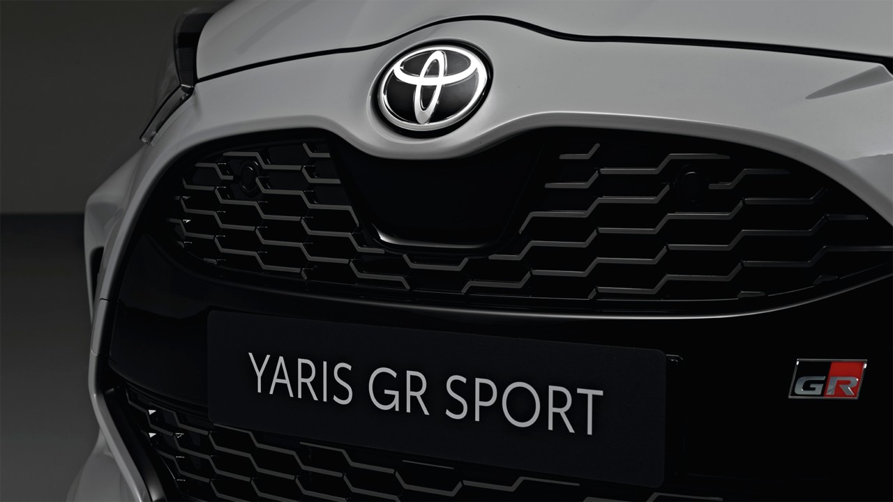 Le modèle illustré est la Yaris GR SPORT en teinte bi-ton gris dynamique et toit noir (2RZ) et siège en tissu noir GR SPORT avec surpiqûres rouges