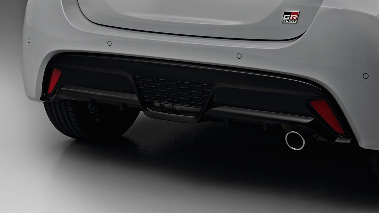 Le modèle illustré est la Yaris GR SPORT en teinte bi-ton gris dynamique et toit noir (2RZ) et siège en tissu noir GR SPORT avec surpiqûres rouges