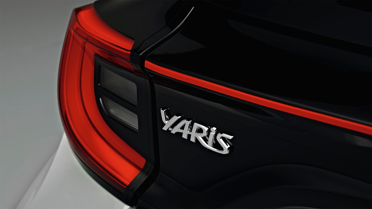 Le modèle illustré est la Yaris GR SPORT en teinte bi-ton gris dynamique et toit noir (2RZ) et siège en tissu noir GR SPORT avec surpiqûres rouges