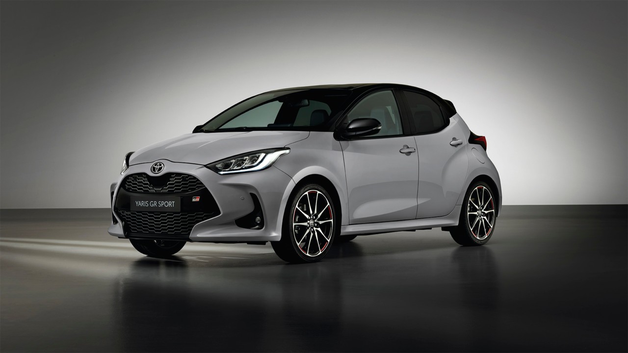 Le modèle illustré est la Yaris GR SPORT en teinte bi-ton gris dynamique et toit noir (2RZ) et siège en tissu noir GR SPORT avec surpiqûres rouges