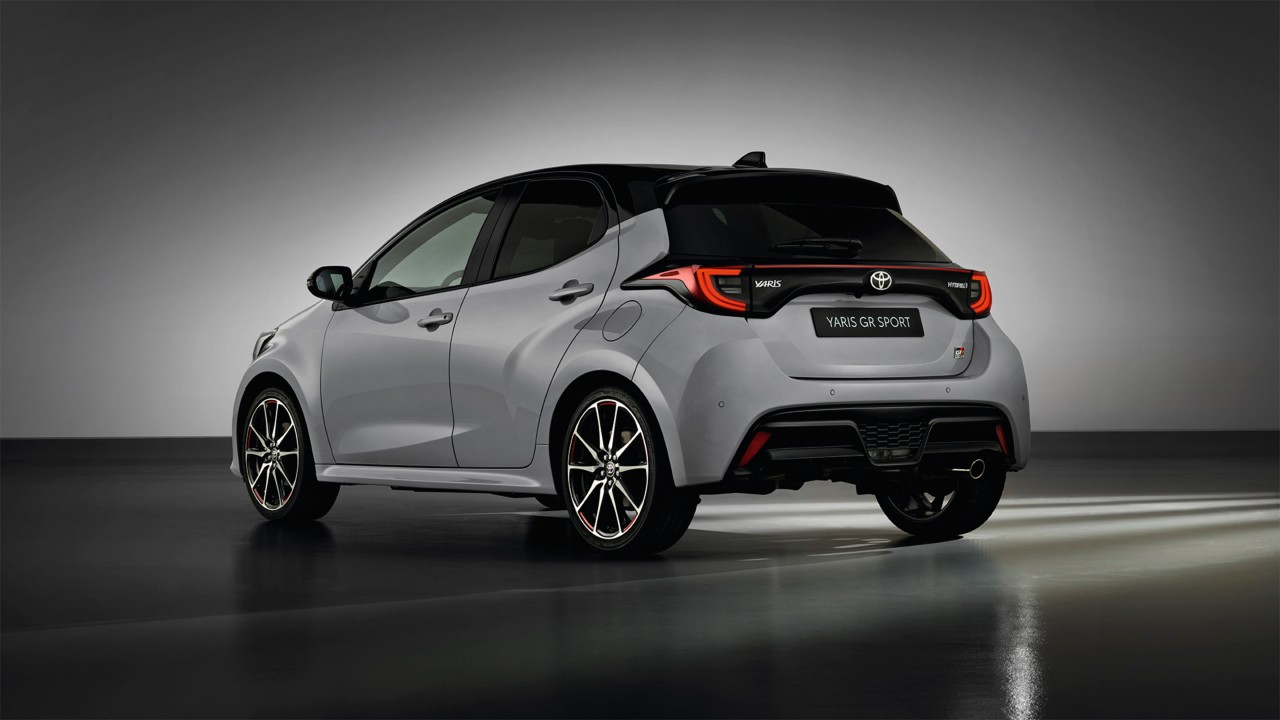 Le modèle illustré est la Yaris GR SPORT en teinte bi-ton gris dynamique et toit noir (2RZ) et siège en tissu noir GR SPORT avec surpiqûres rouges