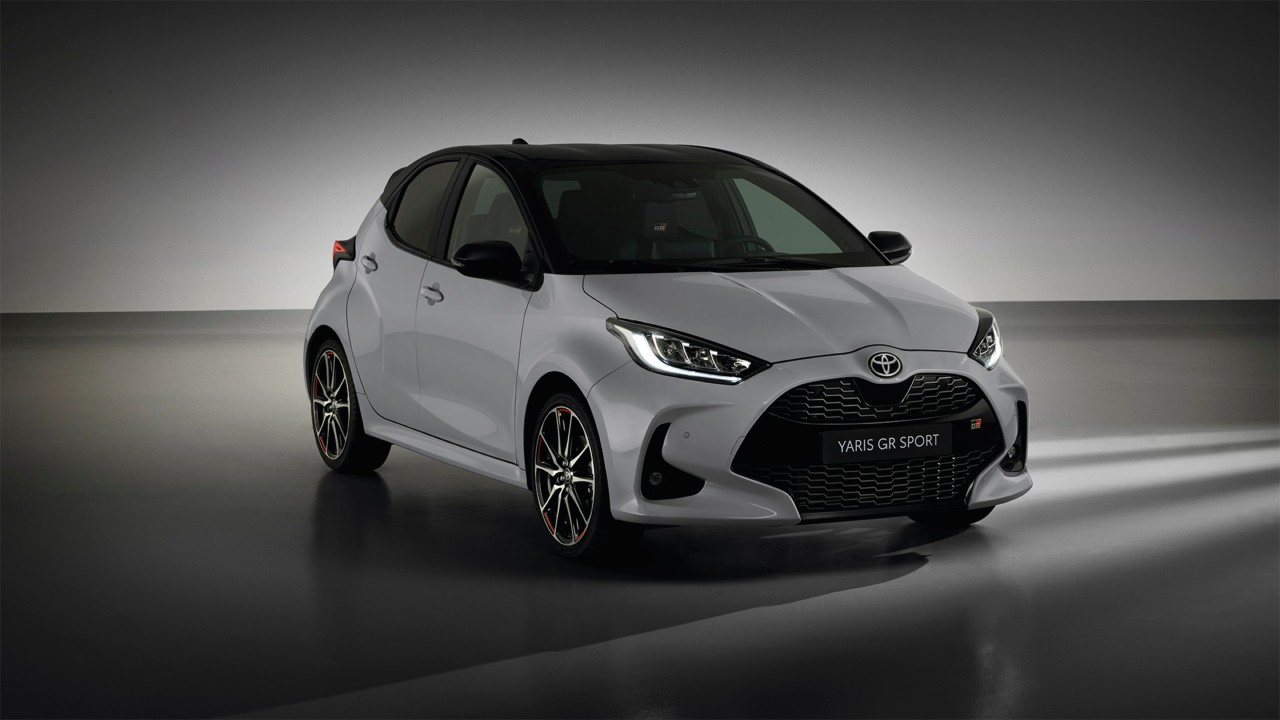 Le modèle illustré est la Yaris GR SPORT en teinte bi-ton gris dynamique et toit noir (2RZ) et siège en tissu noir GR SPORT avec surpiqûres rouges