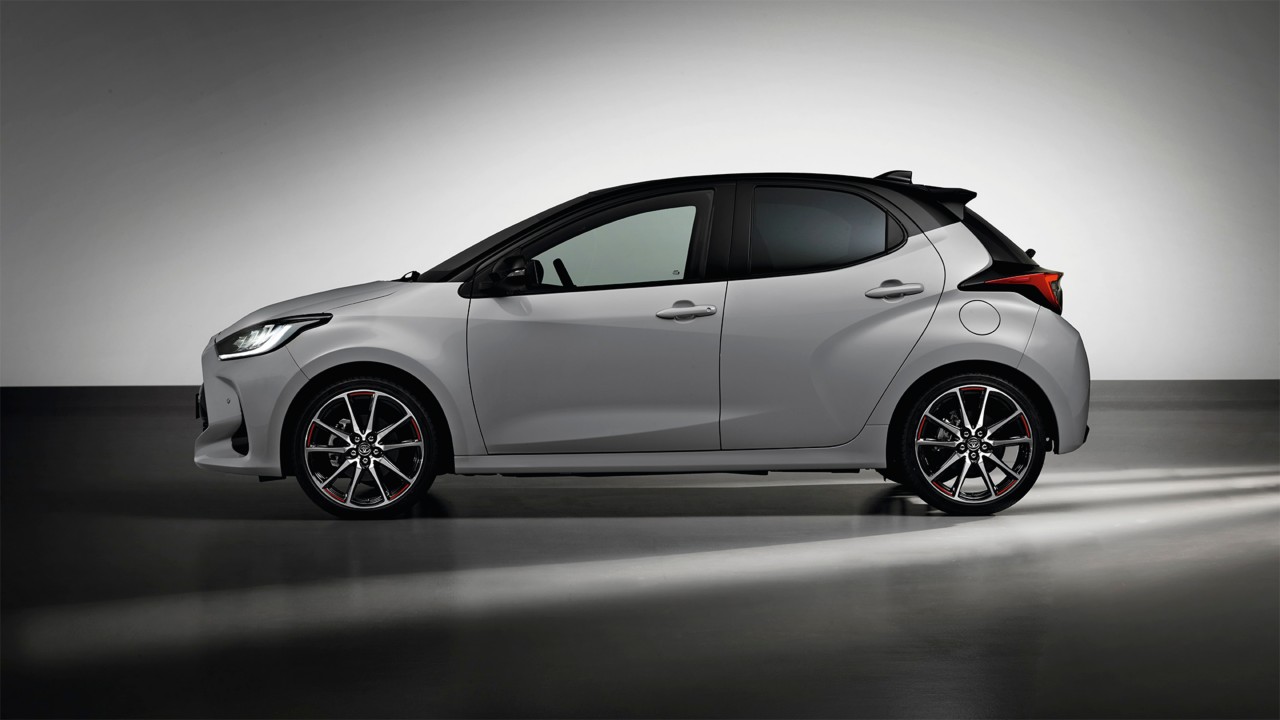 Le modèle illustré est la Yaris GR SPORT en teinte bi-ton gris dynamique et toit noir (2RZ) et siège en tissu noir GR SPORT avec surpiqûres rouges