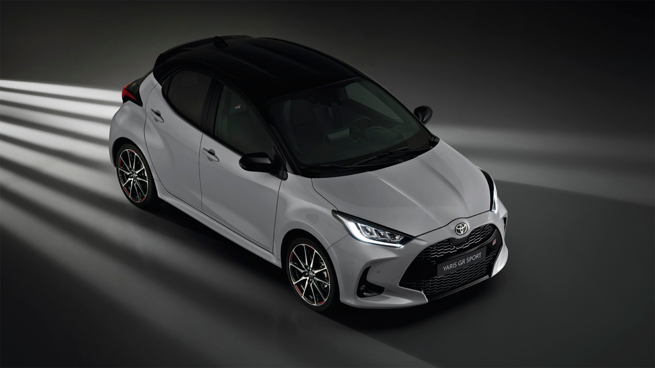 Le modèle illustré est la Yaris GR SPORT en teinte bi-ton gris dynamique et toit noir (2RZ) et siège en tissu noir GR SPORT avec surpiqûres rouges