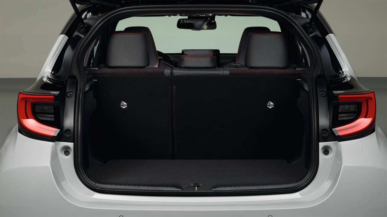 Le modèle illustré est la Yaris GR SPORT en teinte bi-ton gris dynamique et toit noir (2RZ) et siège en tissu noir GR SPORT avec surpiqûres rouges