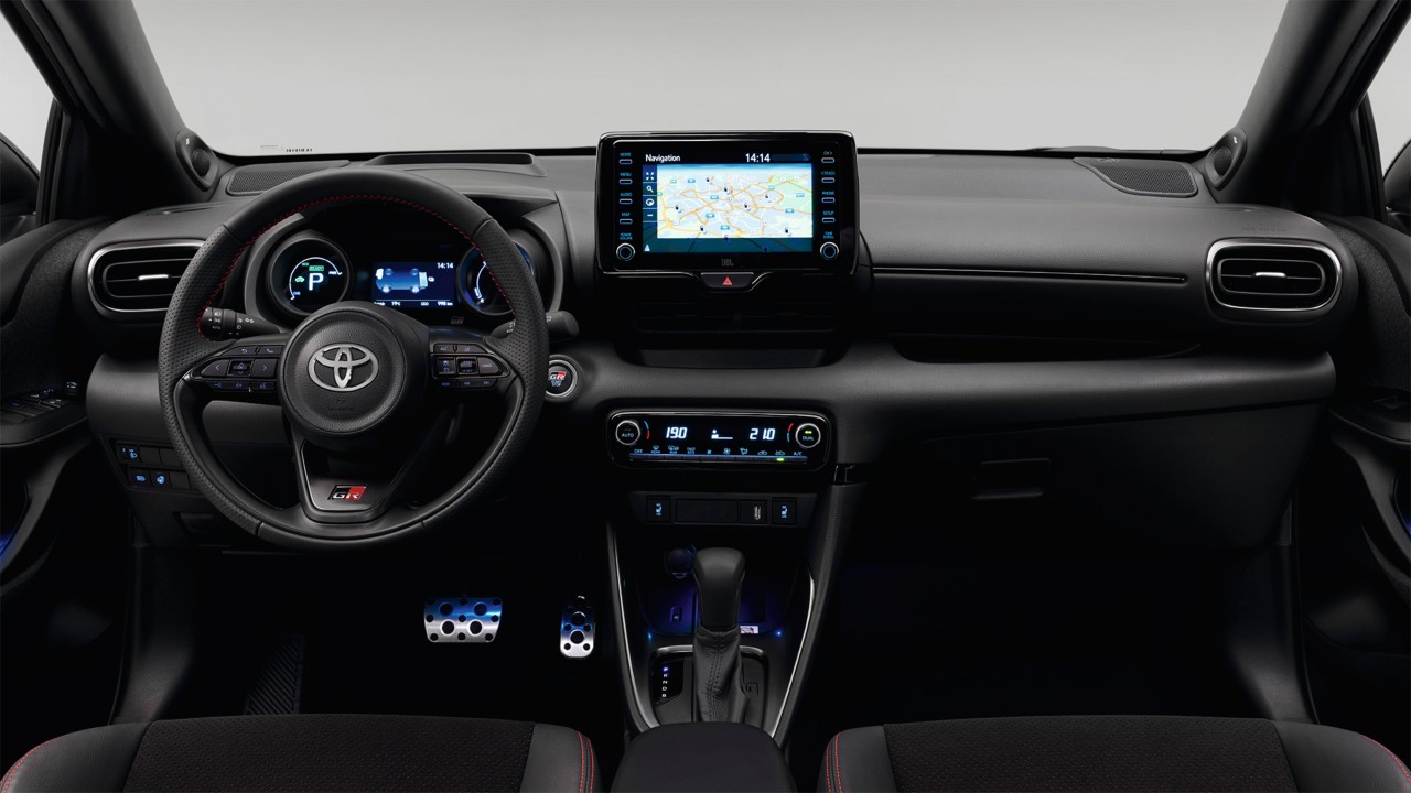 Le modèle illustré est la Yaris GR SPORT en teinte bi-ton gris dynamique et toit noir (2RZ) et siège en tissu noir GR SPORT avec surpiqûres rouges