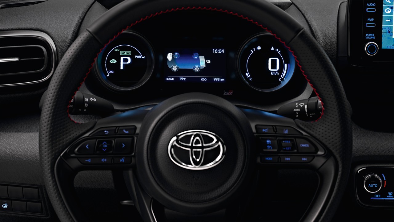 Le modèle illustré est la Yaris GR SPORT en teinte bi-ton gris dynamique et toit noir (2RZ) et siège en tissu noir GR SPORT avec surpiqûres rouges