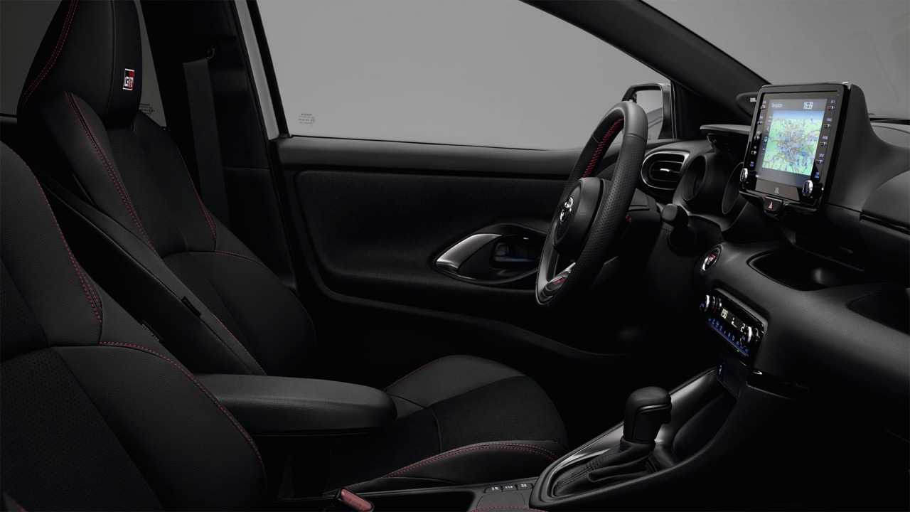 Le modèle illustré est la Yaris GR SPORT en teinte bi-ton gris dynamique et toit noir (2RZ) et siège en tissu noir GR SPORT avec surpiqûres rouges