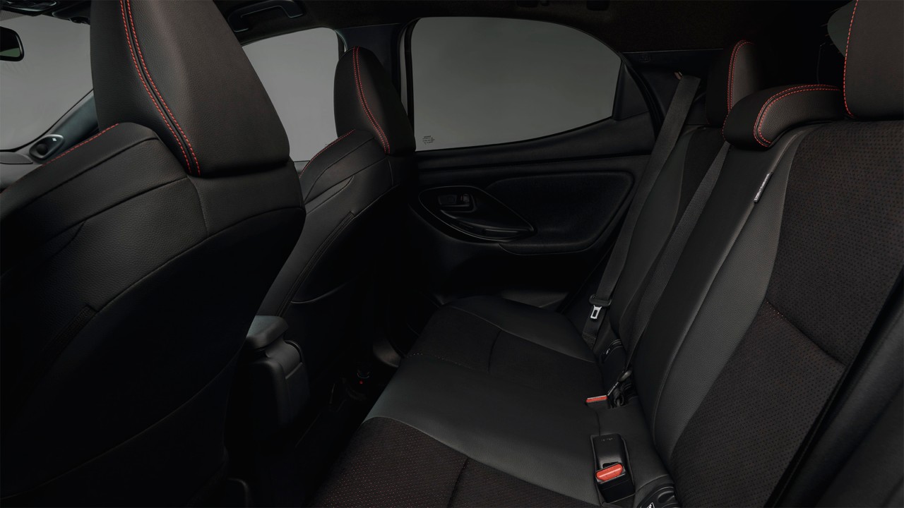 Le modèle illustré est la Yaris GR SPORT en teinte bi-ton gris dynamique et toit noir (2RZ) et siège en tissu noir GR SPORT avec surpiqûres rouges